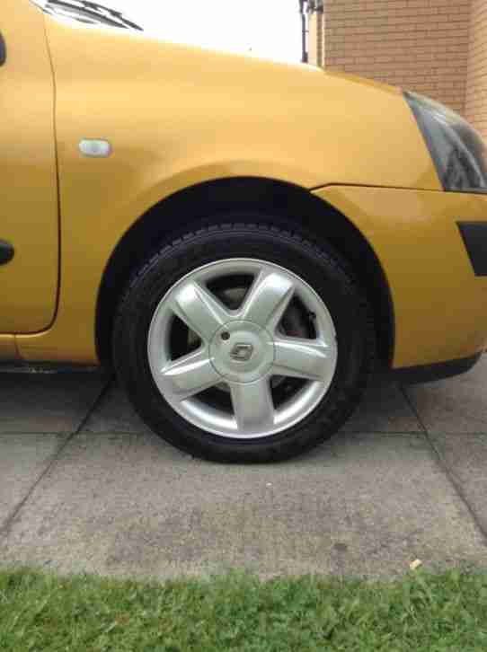 03 Renault clio 1.1 60,000 1 year mot 6 month tax service history