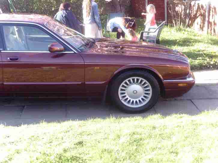 1998 JAGUAR XJ8 AUTO RED LOW MILEAGE NO RESERVE