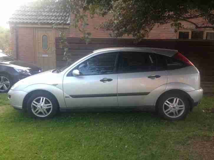 2001 FORD FOCUS ZETEC SILVER - only £500!