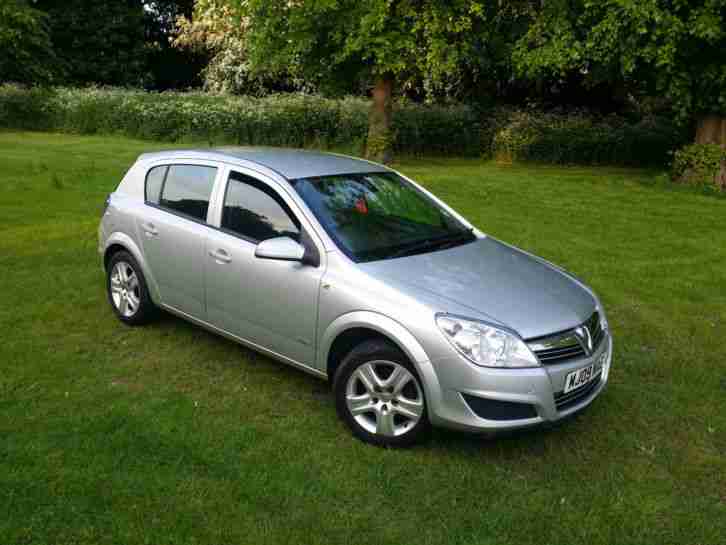 2009 (09) VAUXHALL ASTRA 1.4 ACTIVE 5DR IN SILVER. 1 OWNER FROM NEW. 1 YEARS MOT