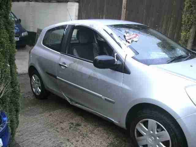 2009 clio facelift 1.5 dci £30 yr tax damaged repairable salvage with parts