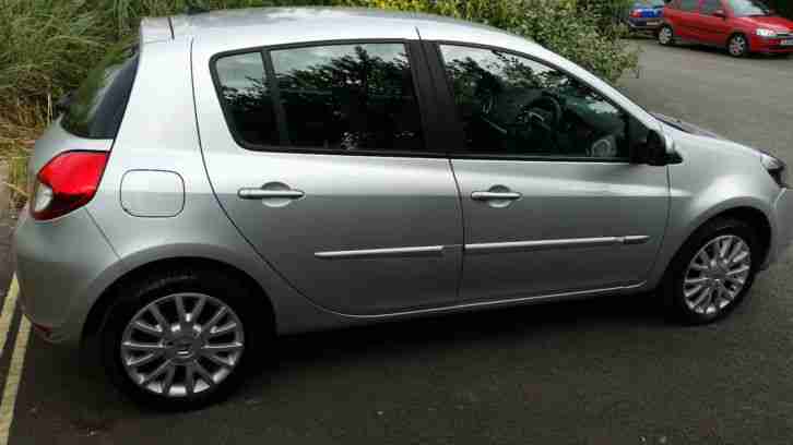 2011 (11) FSH Renault Clio Dynamique 1.2 16V Tom Tom Silver Navigation London