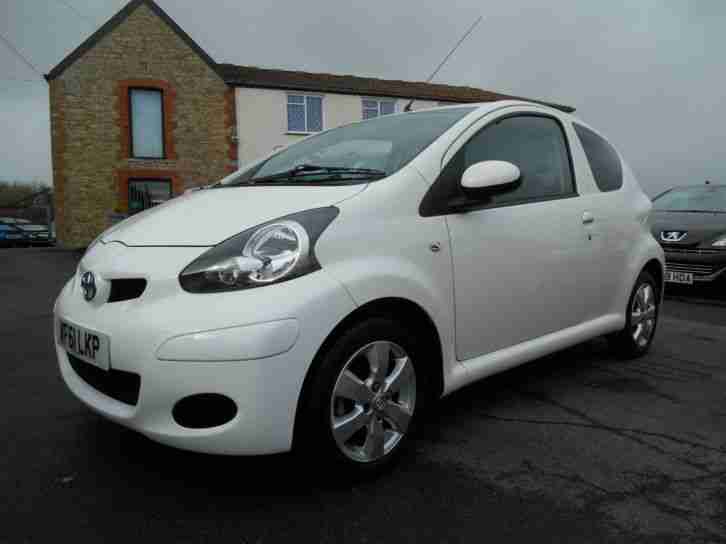 2011 (61 plate) Toyota AYGO 1.0 GO TomTom sat nav *20,000 miles* £20 road tax