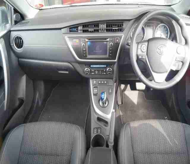 2013 Toyota Auris Hybrid Excel VVT-i e-CVT Petrol/Hybrid White CVT