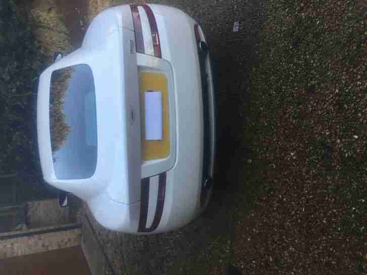 ASTON MARTIN DB9 WHITE