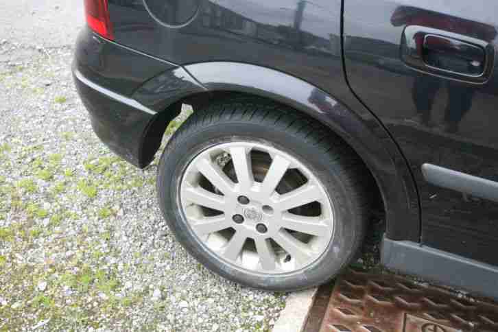 Black Vauxhall Astra 1600 SXI Spares or Repair
