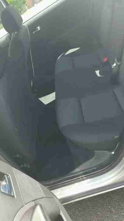Ford mondeo ghia tdci 2006. Excellent example.