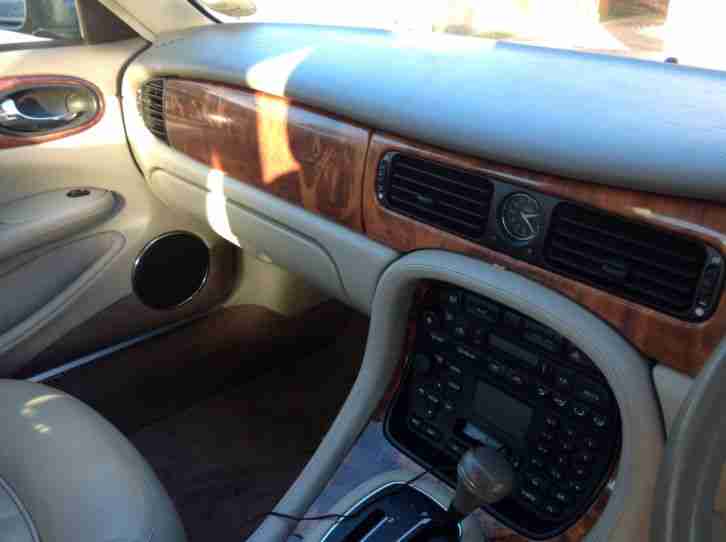 Jaguar XJ8 3.2 litre V8 Auto Fantastic Example in Red