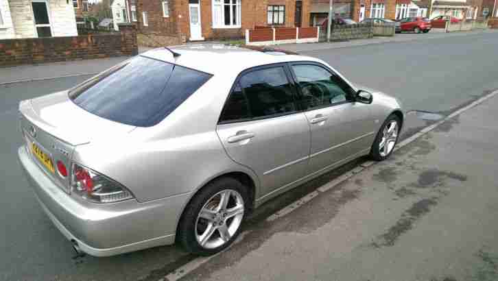 Lexus is200