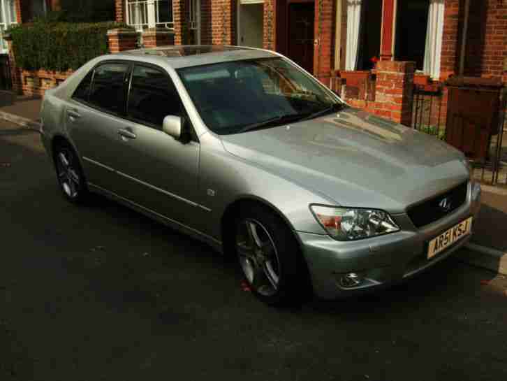 is200 SE 2002 silver auto only 62000