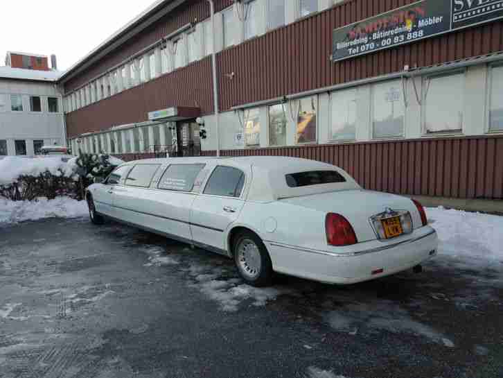 Limousine Lincoln Town Car 2002 FORD WHITE