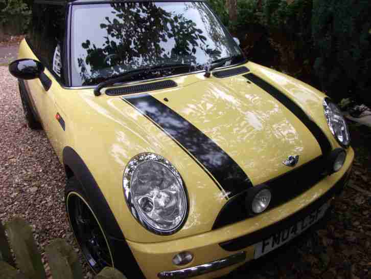 Mini Cooper 04 yellow / black roof with "Works" items