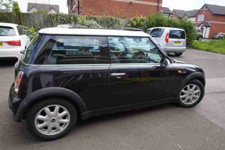 Mini Cooper 2002 black and white 1.6 3dr