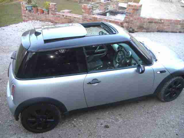 Mini Cooper 2005 CAT C; Great looker; Sunroof