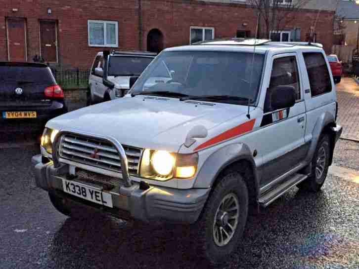 Mitsubishi Pajero 2.8 Diesel in White , Auto with rare sunroof , folding mirrors