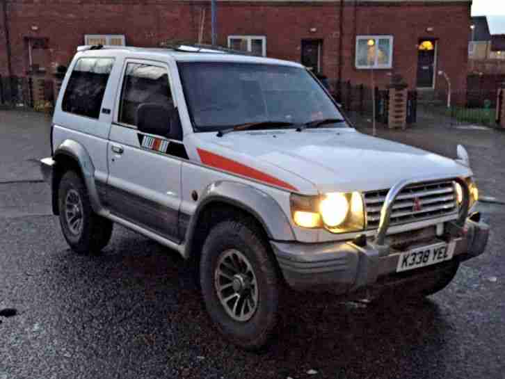 Mitsubishi Pajero 2.8 Diesel in White , Auto with rare sunroof , folding mirrors