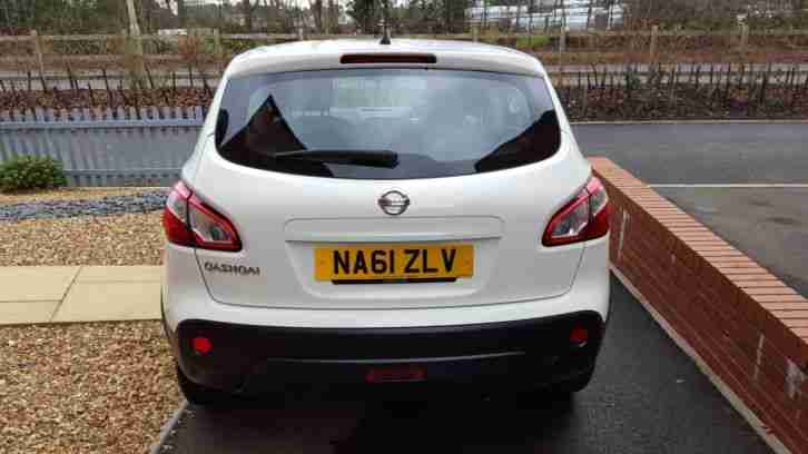 Nissan Qashqai 1.6 Acenta 5dr Petrol Hatchback White [117] 2WD November 2011