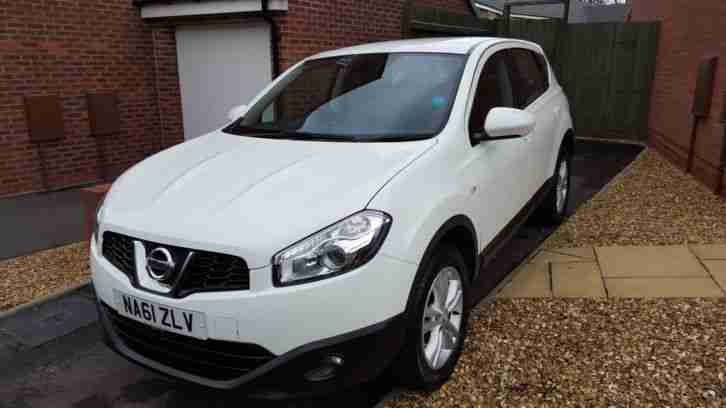 Nissan Qashqai 1.6 Acenta 5dr Petrol Hatchback White [117] 2WD November 2011
