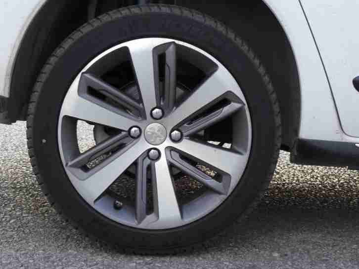 PEUGEOT 3008 2.0 BLUEHDI ALLURE 5DR - DEMO - BIANCA WHI