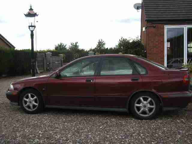 R REG Volvo S40 1.9 PETROL OR LPG,TWO OWNERS FROM NEW.