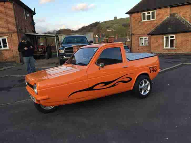 RELIANT ROBIN PICK UP A RARE PIG LOOK