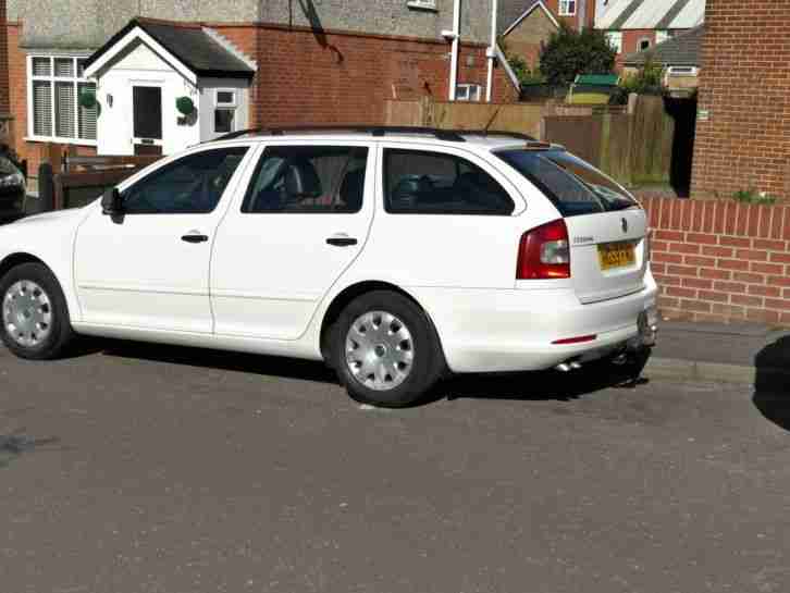 SKODA OCTAVIA S TDI WHITE estate 2009 full history 9m mot