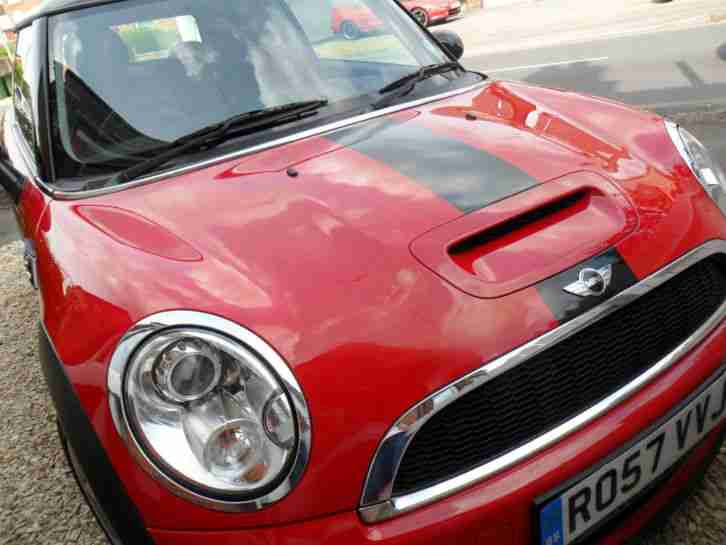 STUNNING SPORTY LOOKING MINI COOPER S 57 PLATE . RED WITH BLACK BONNET STRIPE