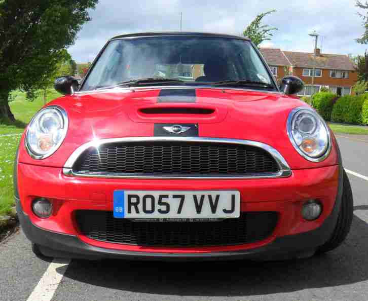 STUNNING SPORTY LOOKING MINI COOPER S 57 PLATE . RED WITH BLACK BONNET STRIPE