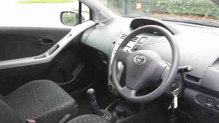 Toyota Yaris 1.0 VVT-i T2 SILVER LOW MILES LOW TAX LOW INS £2800 BARGAIN