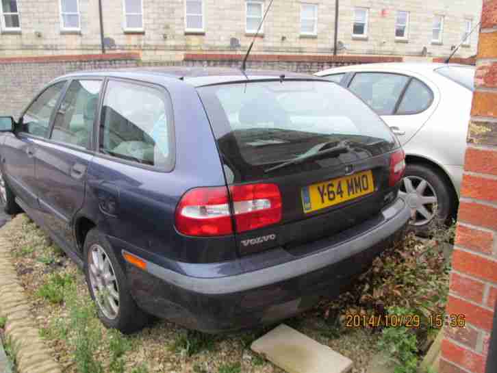 Volvo V40SE Estate Blue with Cream Leather interior & Volvo fitted booster seats