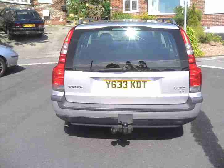 Volvo V70 estate 2001 2.5 petrol manual in silver with towbar, long MOT, Leather
