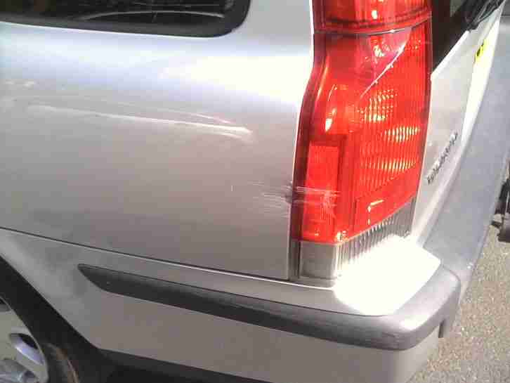 Volvo V70 estate 2001 2.5 petrol manual in silver with towbar, long MOT, Leather