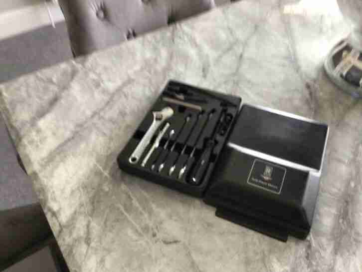 COMPLETE TOOL SET This is a complete original set for modern Rolls-Royce